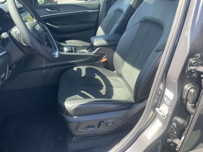 New 2026 Jeep Grand Cherokee Laredo Altitude 4x2
