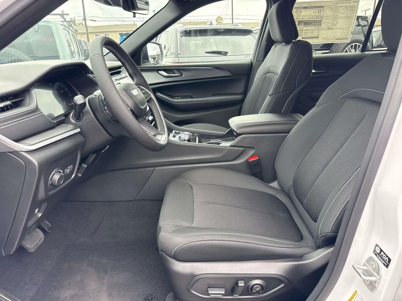 New 2026 Jeep Grand Cherokee Laredo 4x2
