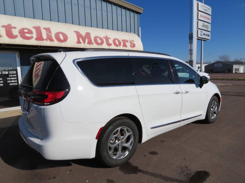 2023 Chrysler Pacifica Limited 4dr Mini VanImage 2