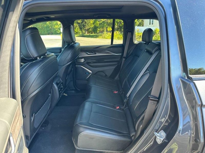 2022 Jeep Grand Cherokee Overland photo 11