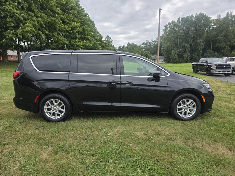 2023 Chrysler Pacifica Touring L photo 4