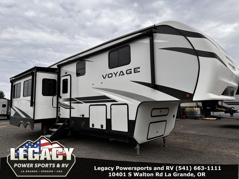 Used 2021 WINNEBAGO 3134RL Image 1