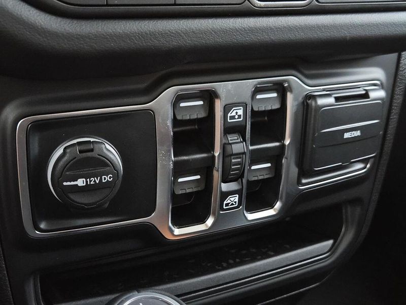 2025 Jeep Gladiator High Tide 4x4Image 18