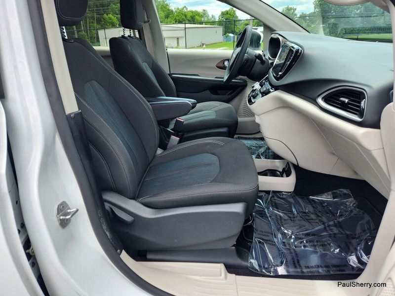 Used 2022 Chrysler Voyager LXImage 35