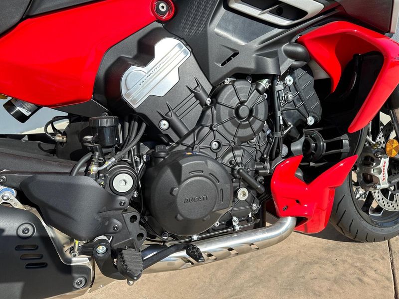 New 2025 Ducati DIAVEL V4 Image 4