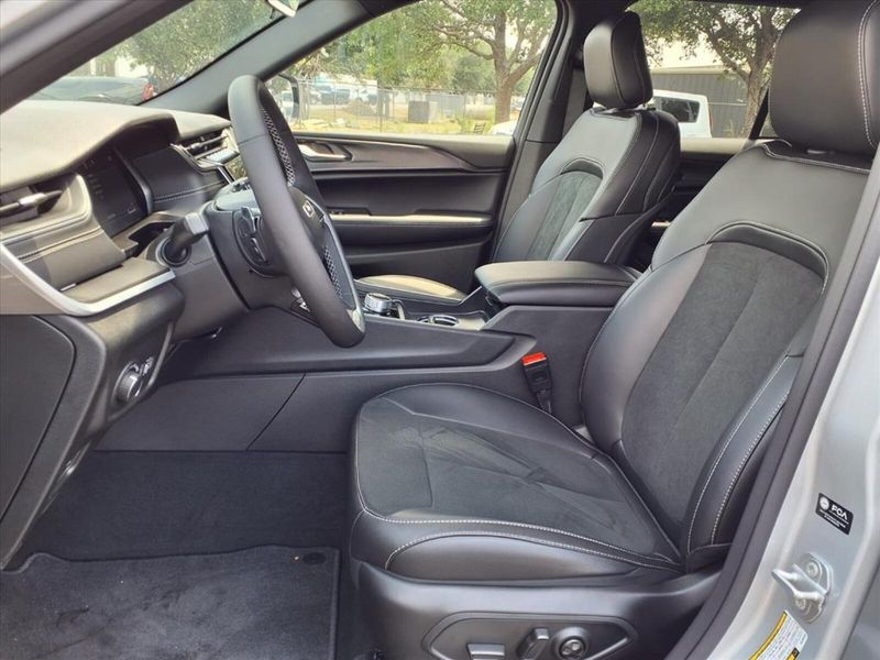 2025 Jeep Grand Cherokee Altitude photo 7