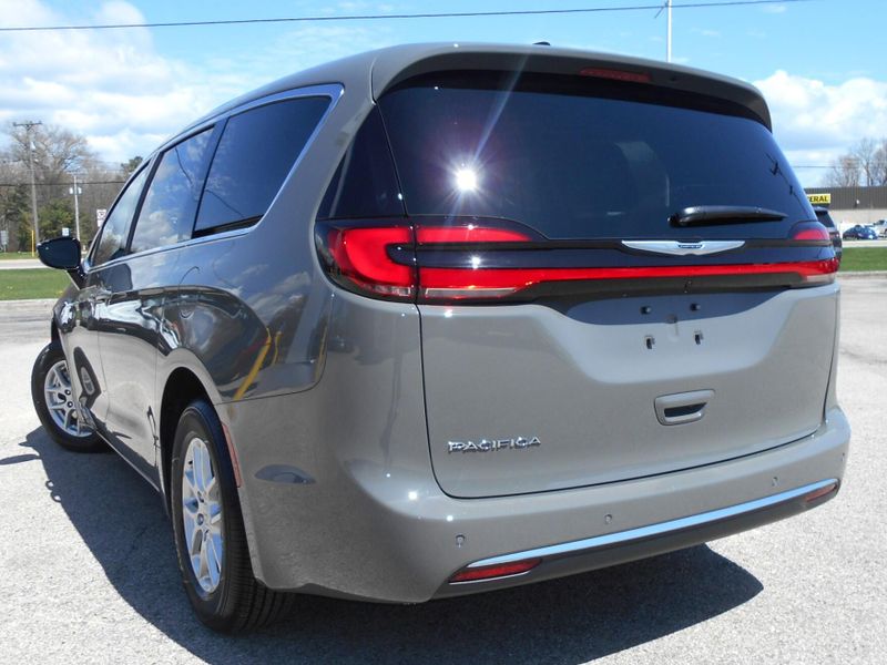 2025 Chrysler Pacifica SelectImage 3