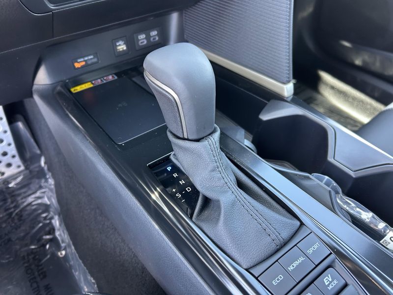 2025 Toyota Camry SEImage 17