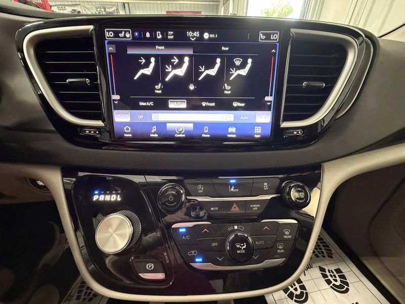 Used 2022 Chrysler Pacifica Touring LImage 27