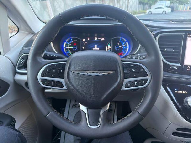 Used 2023 Chrysler Pacifica Hybrid Touring LImage 13
