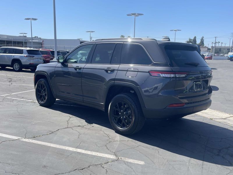 New 2026 Jeep Grand Cherokee Laredo Altitude 4x2