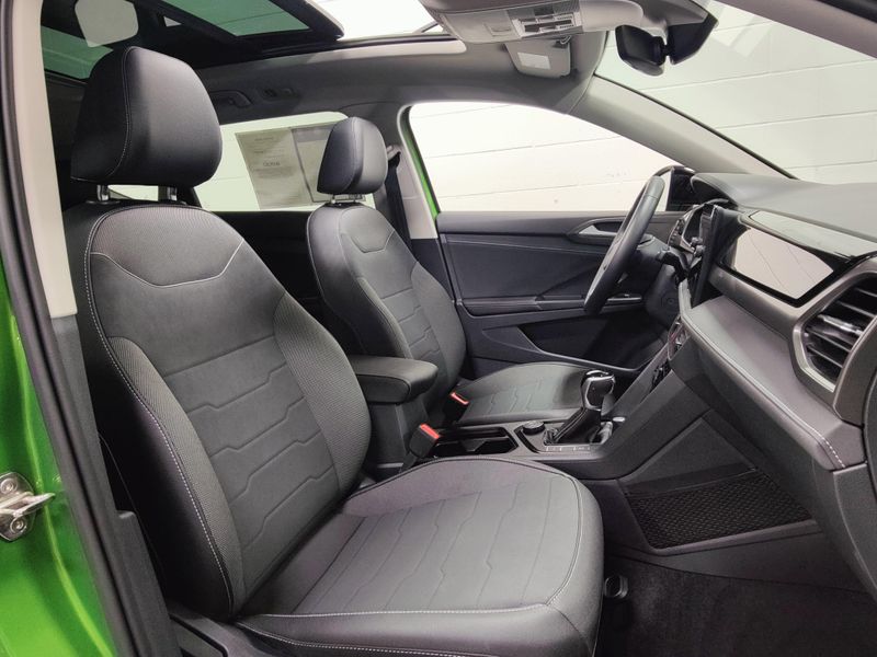 Used 2026 Volkswagen Taos SE Black AWD w/SunroofImage 5