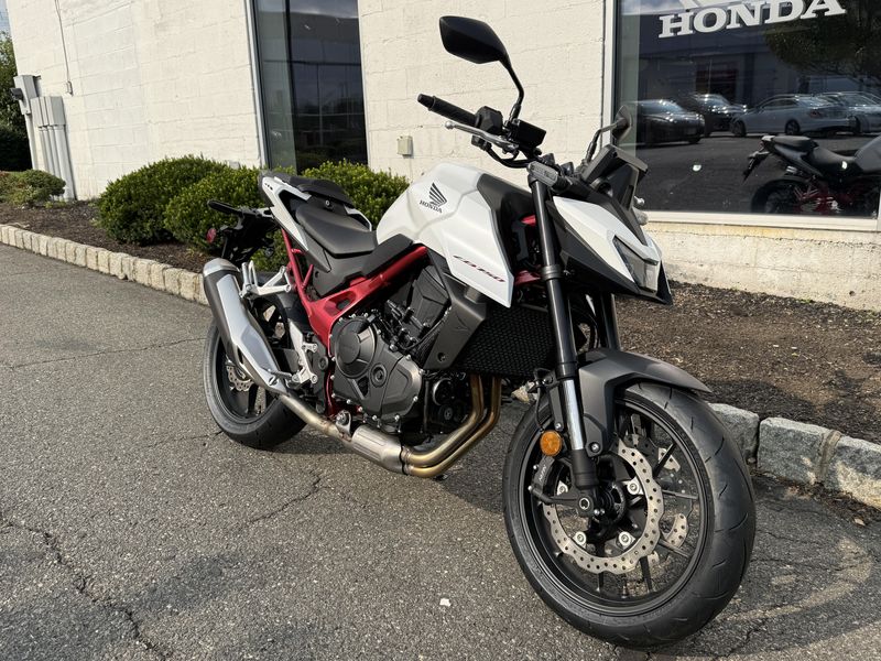 2025 Honda CB750 HornetImage 2