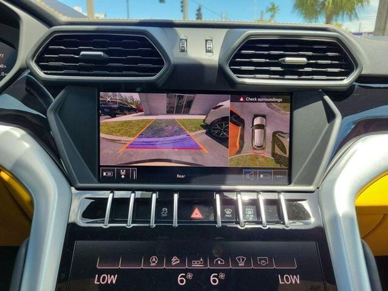 2019 Lamborghini Urus photo 27