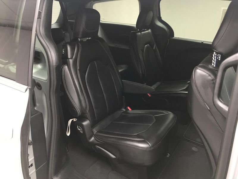Used 2026 Chrysler Pacifica SelectImage 19