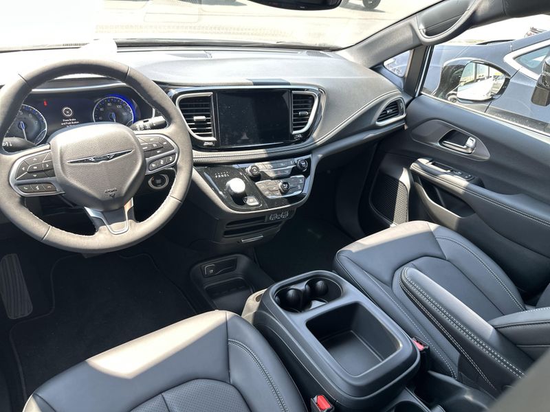 New 2025 Chrysler Pacifica SelectImage 15