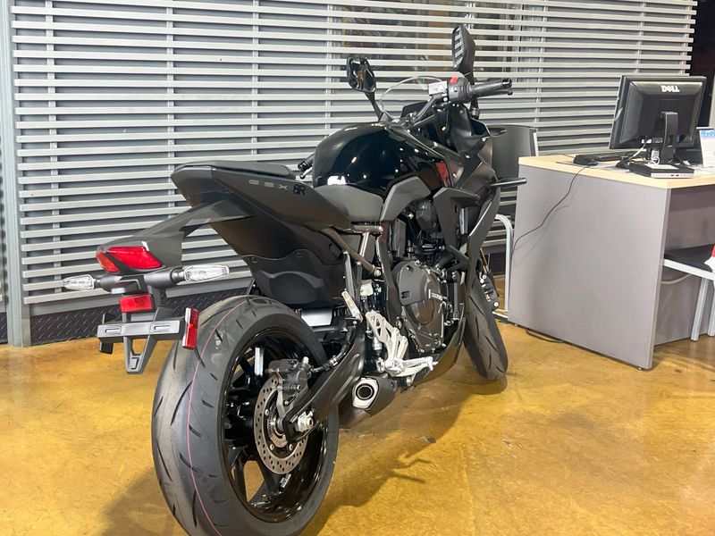 2025 Suzuki GSX-8R Image 13