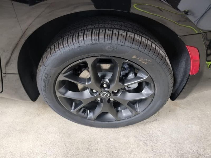2026 Chrysler Pacifica Limited photo 8