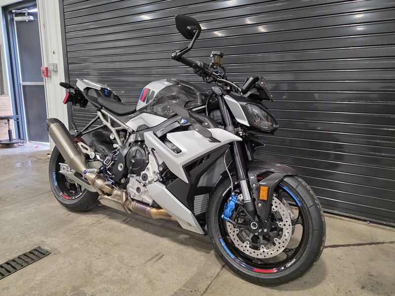 2025 BMW M 1000 R