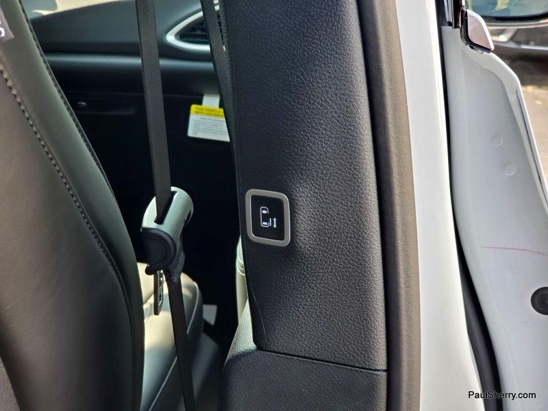 New 2025 Chrysler Voyager LxImage 29