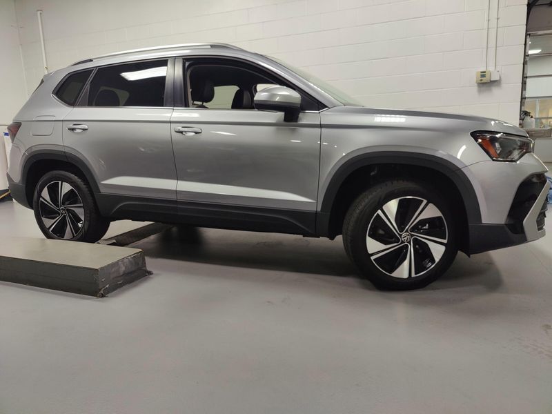 Used 2025 Volkswagen Taos SE 4-Motion AWDImage 3
