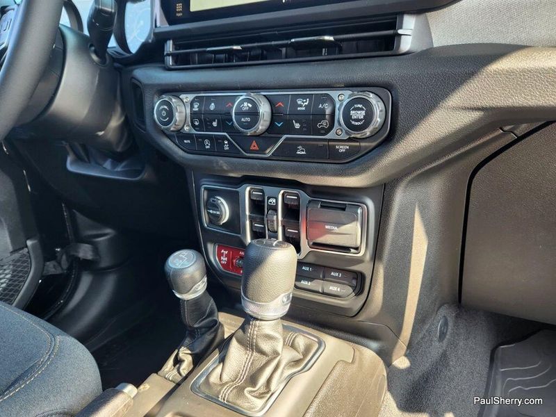 2025 Jeep Gladiator Willys photo 25