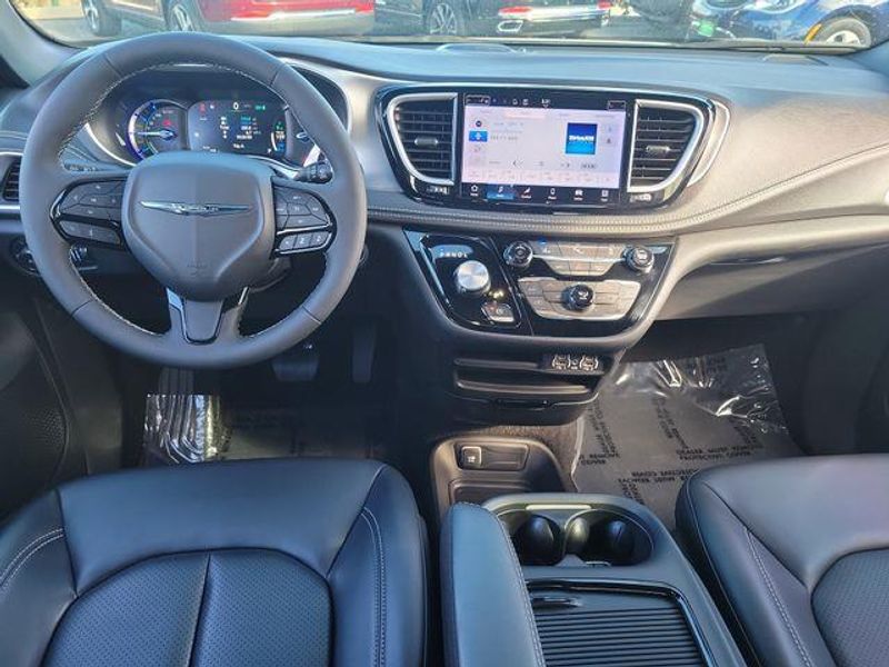 New 2023 Chrysler Pacifica Plug-in Hybrid Touring L
