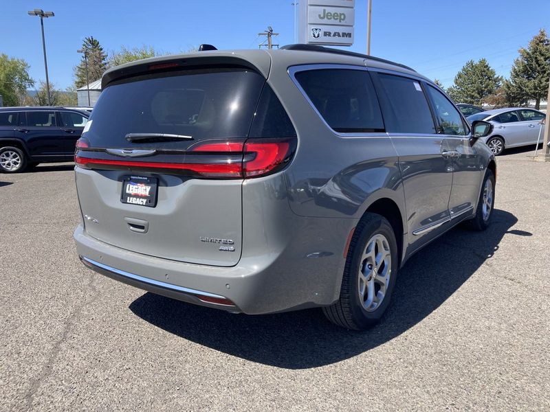 2023 Chrysler Pacifica Limited Awd