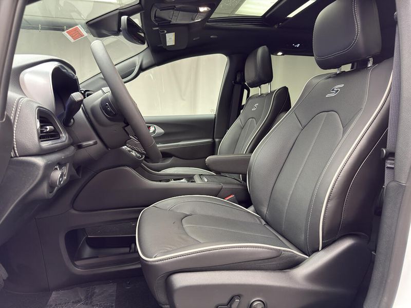 New 2026 Chrysler Pacifica Limited AwdImage 7