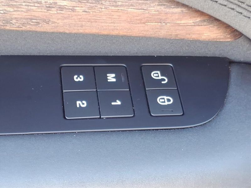 Used 2017 Land Rover Discovery HSEImage 23