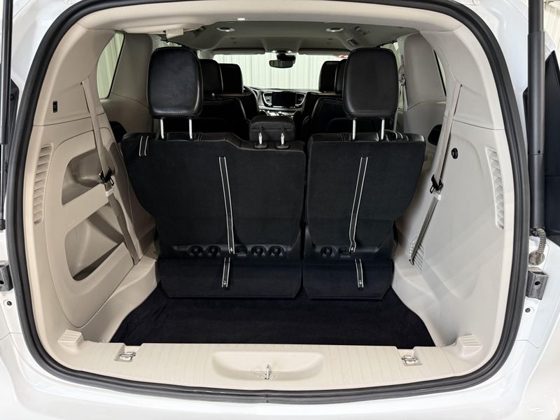 Used 2024 Chrysler Pacifica Touring LImage 5