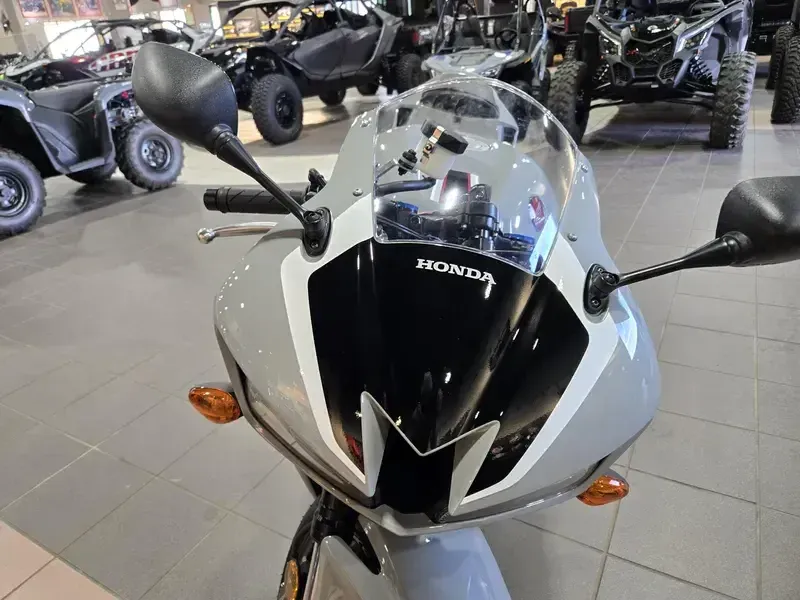 2025 Honda CBR600RR ABS DEEP PEARL GRAY Image 10