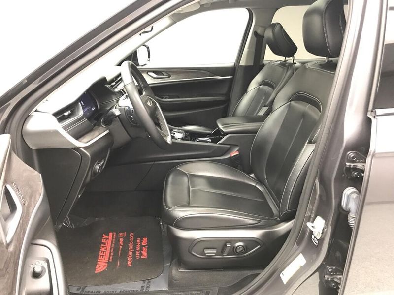 Used 2023 Jeep Grand Cherokee L LimitedImage 6