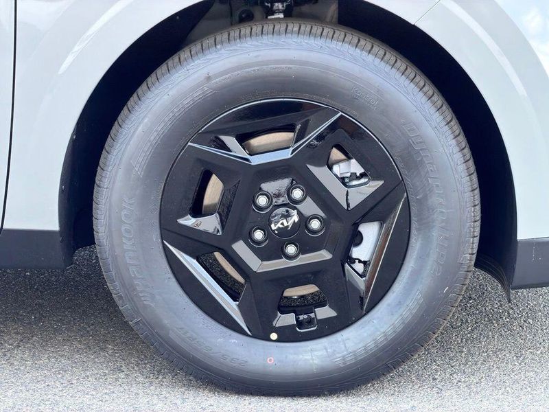 New 2027 Kia Carnival LXImage 9