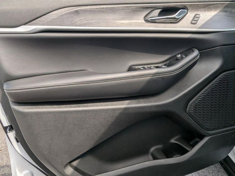 New 2024 Jeep Grand Cherokee L Limited 4x2Image 22