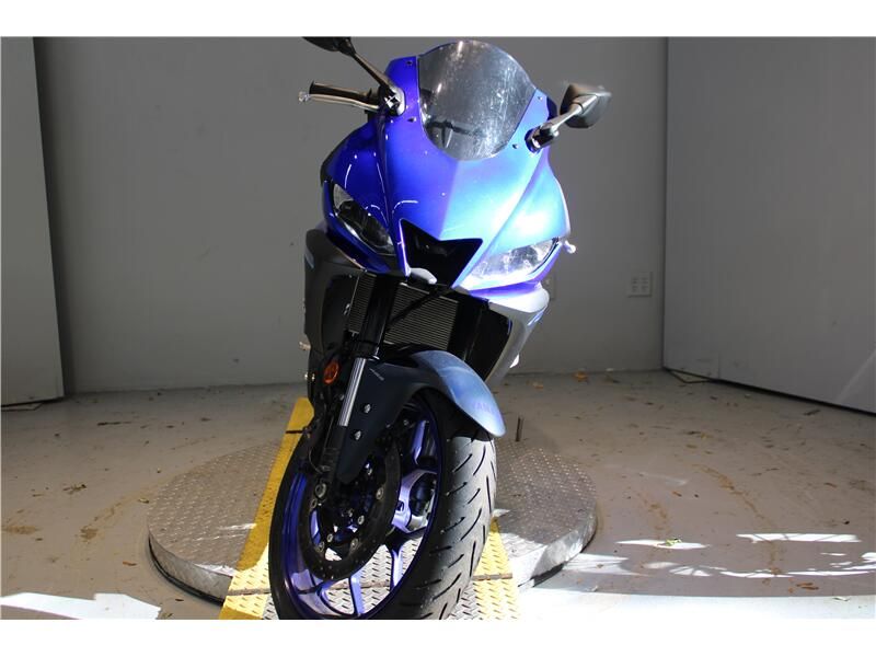 Used 2022 Yamaha YZFR-3 Image 2
