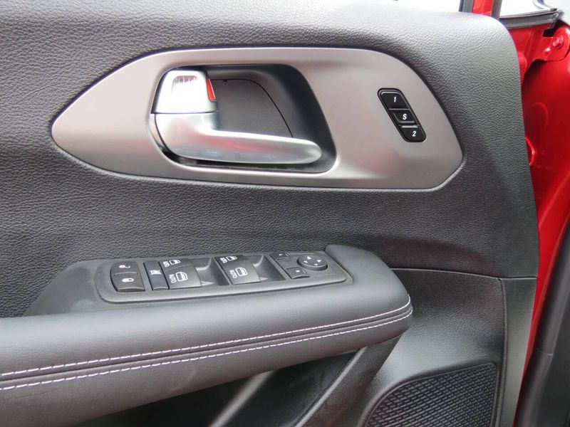 New 2026 Chrysler Pacifica SelectImage 6