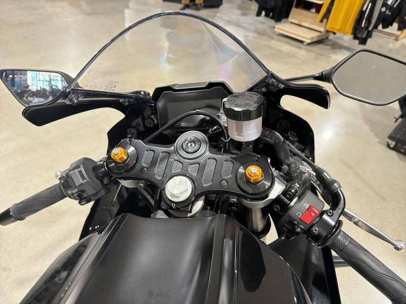 Used 2025 Yamaha YZF-R7 CA Image 23