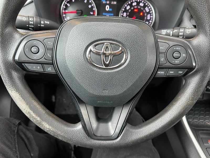 2021 Toyota RAV4 XLEImage 3