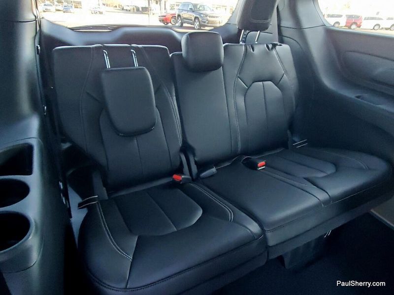 New 2026 Chrysler Pacifica Select