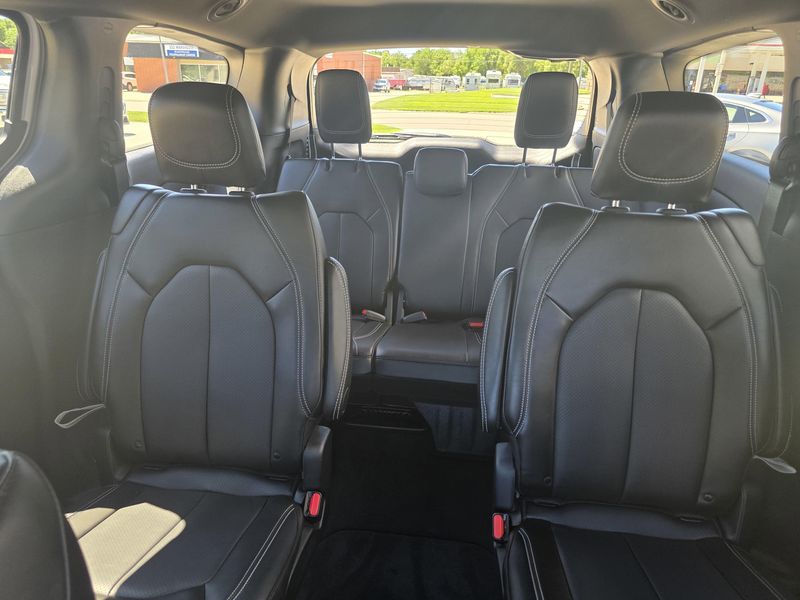 New 2025 Chrysler Pacifica SelectImage 11