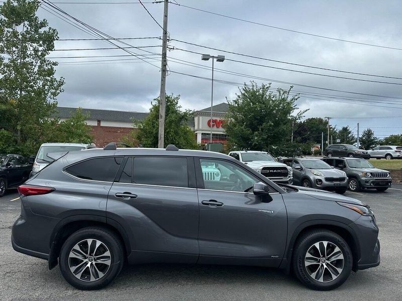 2021 Toyota Highlander XLE photo 11