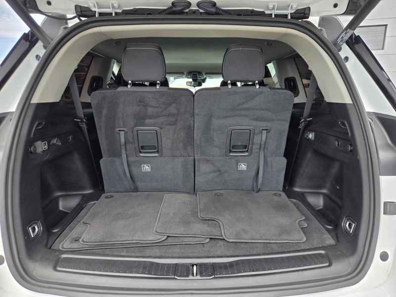 Used 2023 Jeep Grand Cherokee L Laredo 4x2