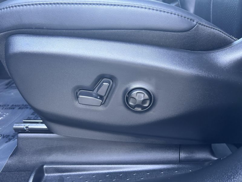 2025 Chrysler Pacifica Hybrid SelectImage 19
