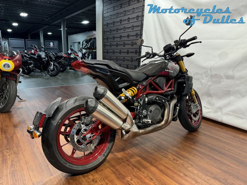 2024 Indian Motorcycle FTR Carbon R  in a Carbon Fiber exterior color. Motorcycles of Dulles 571.934.4450 motorcyclesofdulles.com 