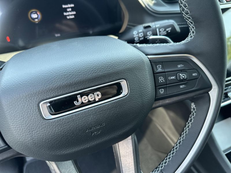 New 2025 Jeep Grand Cherokee L Limited 4x4Image 29