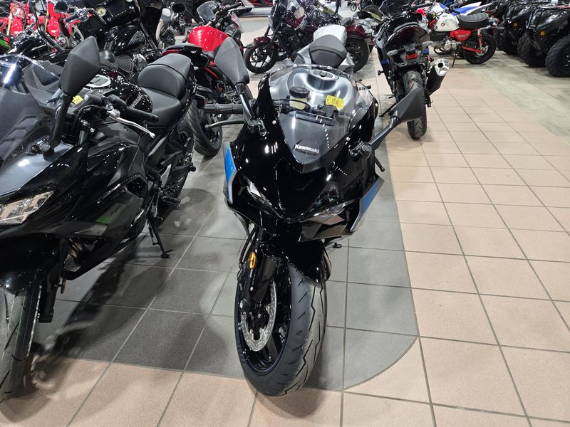 2025 Kawasaki NINJA ZX6R ABS METALLIC MATTE DARK GRAY AND EBONYImage 6