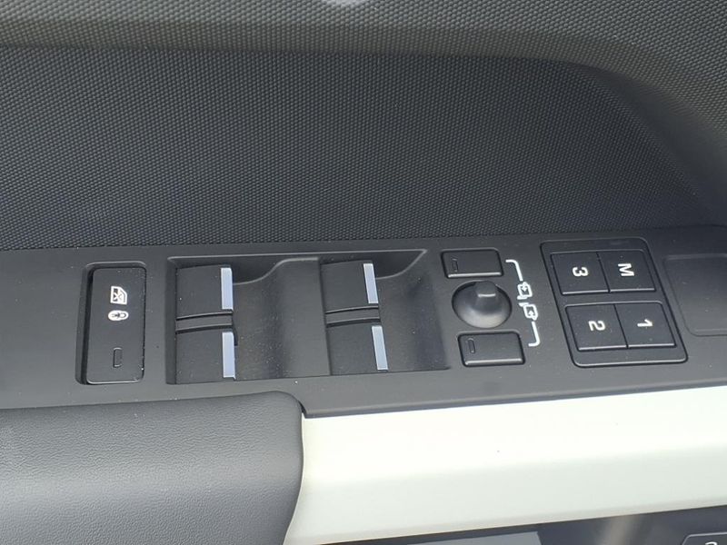 2024 Land Rover Defender SImage 23