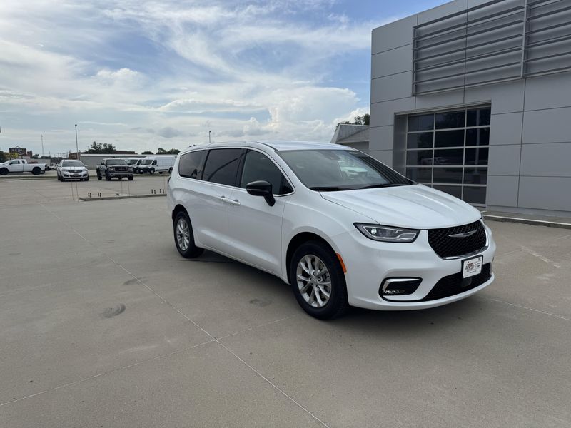 New 2025 Chrysler Pacifica SelectImage 2