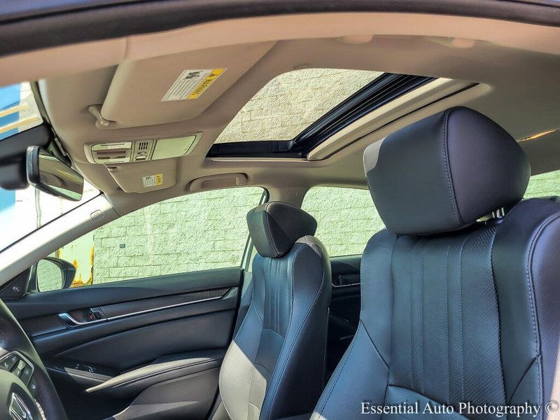 2019 Honda Accord Touring 2.0T photo 9